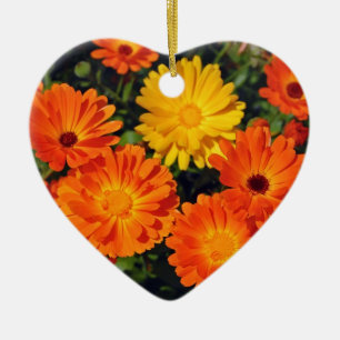Schöner Garten mit orangefarbenen Zinnia Keramik Ornament