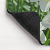 Schöner Garten mit weißen und gelben Daffodien Mousepad (Ecke)