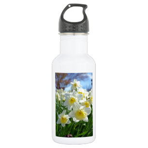 Schöner Garten mit weißen und gelben Daffodien Trinkflasche