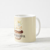 Schöner gelber cremiger Blumen-Cupcake Kaffeetasse (VorderseiteRechts)