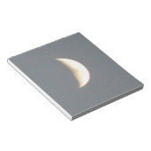 Schöner, glänzender Halbmond auf der Schreibwiese Notizblock (angewinkelt)