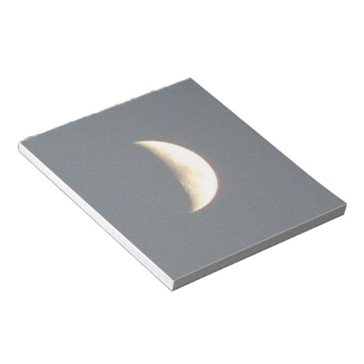 Schöner, glänzender Halbmond auf der Schreibwiese Notizblock (angewinkelt)