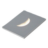 Schöner, glänzender Halbmond auf der Schreibwiese Notizblock (Rotiert)