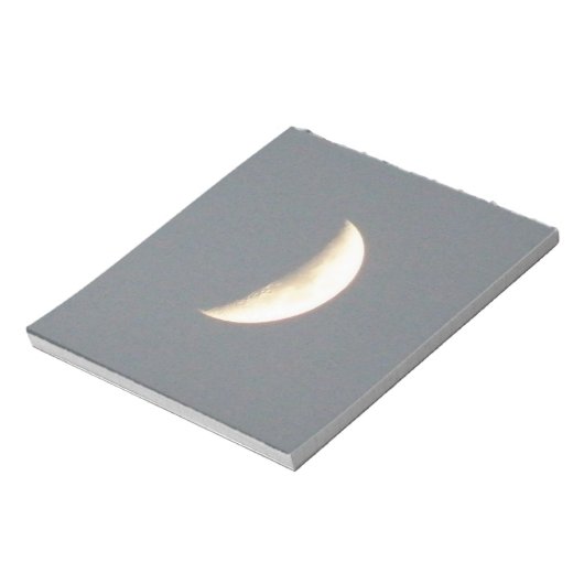 Schöner, glänzender Halbmond auf der Schreibwiese Notizblock (Rotiert)