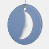 Schöner, glänzender Halbmond im Tageslicht Custom Keramikornament (Links)
