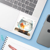 Schöner Goldfisch in Schüssel am Ozean Aufkleber (Laptop mit iPhone)