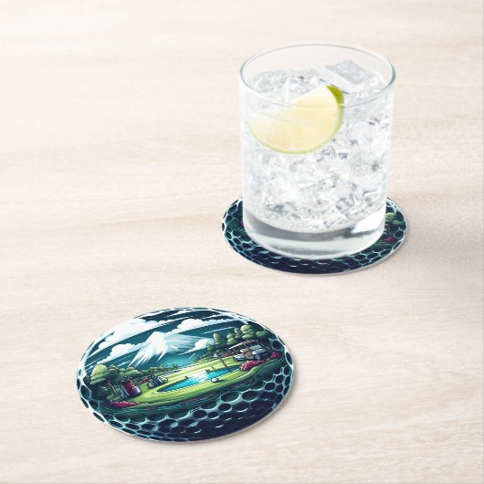 Schöner Golfplatz mit Kunst und Clubs Runder Pappuntersetzer (Vor Ort)