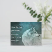 Schöner grauer Wolf bei einer Hochzeit im Dunkelwa Ankündigungspostkarte (Stehend Vorderseite)