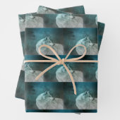 Schöner grauer Wolf im Dunkelwaldmuster Geschenkpapier Set (Beispiel)