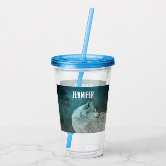 Schöner grauer Wolf in einem dunklen Wald Acryltrinkbecher (Rückseite)