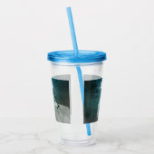 Schöner grauer Wolf in einem dunklen Wald Acryltrinkbecher (Links)