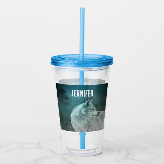 Schöner grauer Wolf in einem dunklen Wald Acryltrinkbecher (Vorderseite)