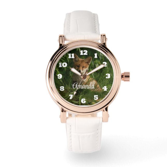 Schöner grauer Wolf in einem dunklen Wald Armbanduhr (Vorderseite)