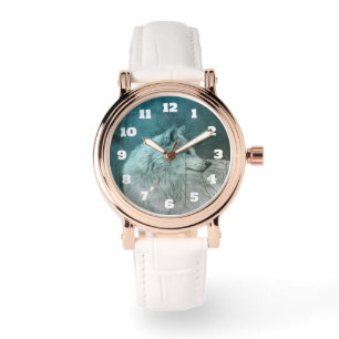 Schöner grauer Wolf in einem dunklen Wald Armbanduhr