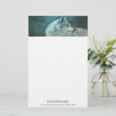 Schöner grauer Wolf in einem dunklen Wald Briefpapier (Stehend Vorderseite)