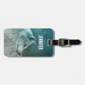 Schöner grauer Wolf in einem dunklen Wald Gepäckanhänger (Vorderseite horizontal)