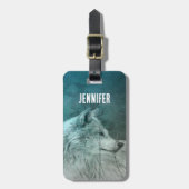 Schöner grauer Wolf in einem dunklen Wald Gepäckanhänger (Vorderseite vertikal)