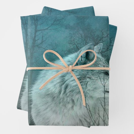Schöner grauer Wolf in einem dunklen Wald Geschenkpapier Set (Beispiel)