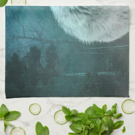 Schöner grauer Wolf in einem dunklen Wald Geschirrtuch (Gefaltet)