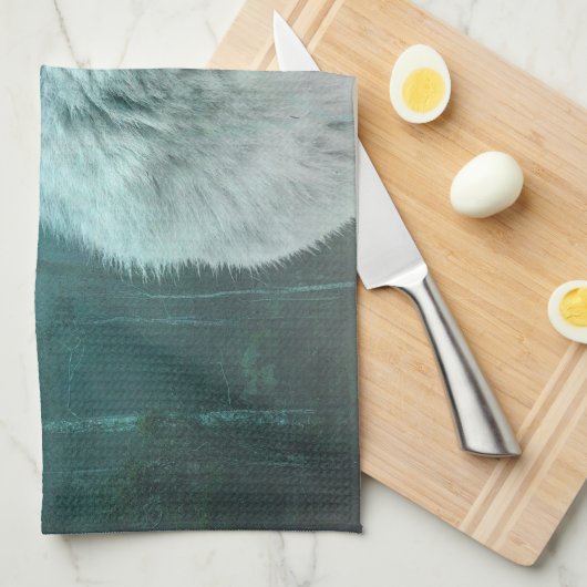 Schöner grauer Wolf in einem dunklen Wald Geschirrtuch (Viertel Falte)