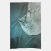 Schöner grauer Wolf in einem dunklen Wald Geschirrtuch (Vertikal)