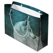 Schöner grauer Wolf in einem dunklen Wald Große Geschenktüte (Rückseite Schrägansicht)