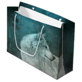 Schöner grauer Wolf in einem dunklen Wald Große Geschenktüte (Vorderseite Schrägansicht)