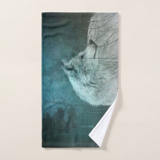 Schöner grauer Wolf in einem dunklen Wald Handtuch (Handtuch)