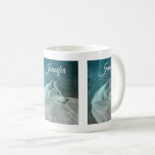 Schöner grauer Wolf in einem dunklen Wald Kaffeetasse (VorderseiteRechts)