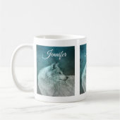 Schöner grauer Wolf in einem dunklen Wald Kaffeetasse (Links)