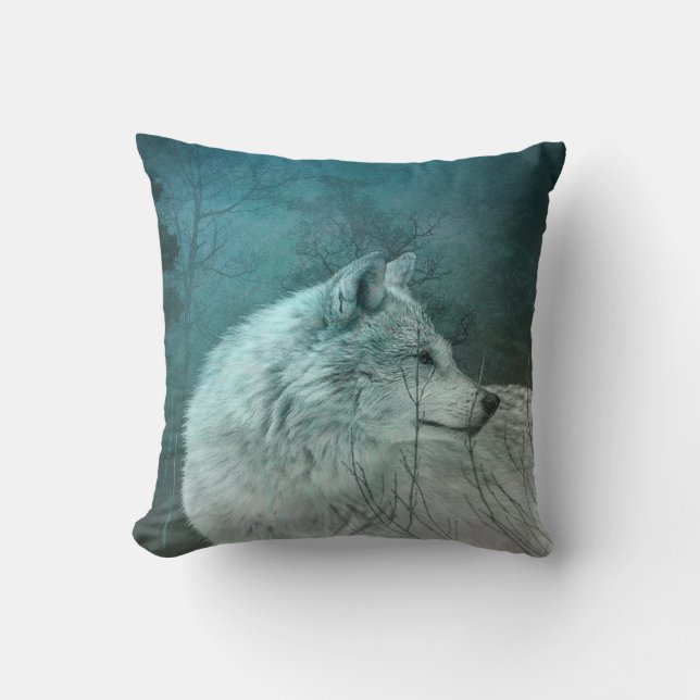 Schöner grauer Wolf in einem dunklen Wald Kissen (Vorderseite)