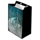 Schöner grauer Wolf in einem dunklen Wald Mittlere Geschenktüte (Vorderseite Schrägansicht)