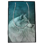 Schöner grauer Wolf in einem dunklen Wald Mittlere Geschenktüte (Vorderseite)