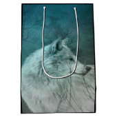 Schöner grauer Wolf in einem dunklen Wald Mittlere Geschenktüte (Rückseite)