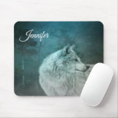 Schöner grauer Wolf in einem dunklen Wald Mousepad (Mit Mouse)