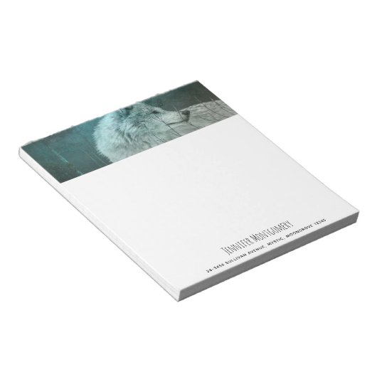 Schöner grauer Wolf in einem dunklen Wald Notizblock (angewinkelt)