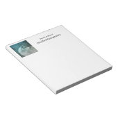 Schöner grauer Wolf in einem dunklen Wald Notizblock (angewinkelt)