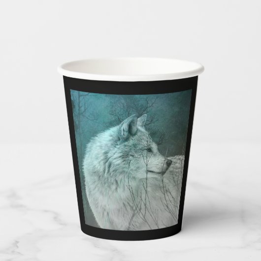 Schöner grauer Wolf in einem dunklen Wald Pappbecher (Rückseite)