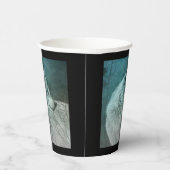 Schöner grauer Wolf in einem dunklen Wald Pappbecher (Rechts)