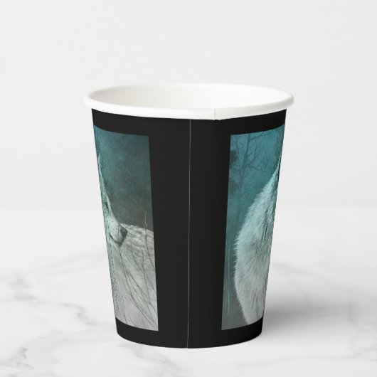 Schöner grauer Wolf in einem dunklen Wald Pappbecher (Rechts)