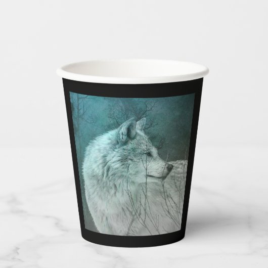 Schöner grauer Wolf in einem dunklen Wald Pappbecher (Vorderseite)