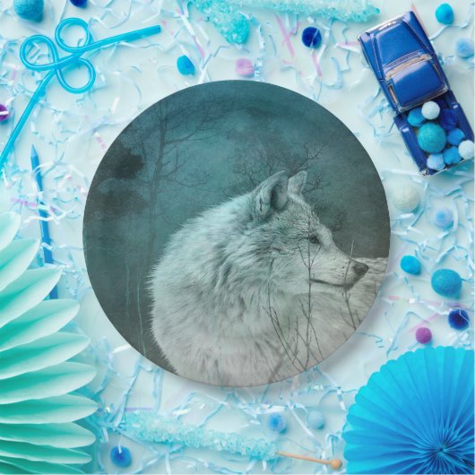 Schöner grauer Wolf in einem dunklen Wald Pappteller (Party)