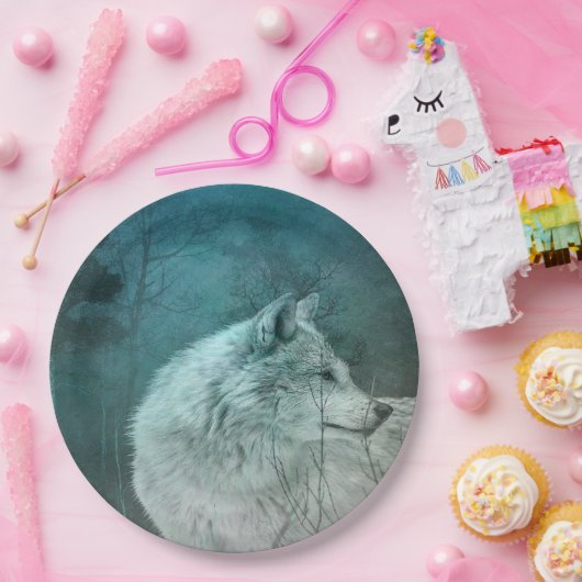 Schöner grauer Wolf in einem dunklen Wald Pappteller (Party)