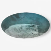 Schöner grauer Wolf in einem dunklen Wald Pappteller (Schrägansicht)