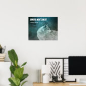 Schöner grauer Wolf in einem dunklen Wald Poster (Heimbüro)