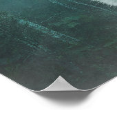 Schöner grauer Wolf in einem dunklen Wald Poster (Ecke)