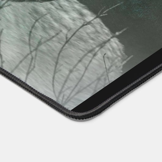 Schöner grauer Wolf in einem dunklen Wald Schreibtischunterlage (Ecke)