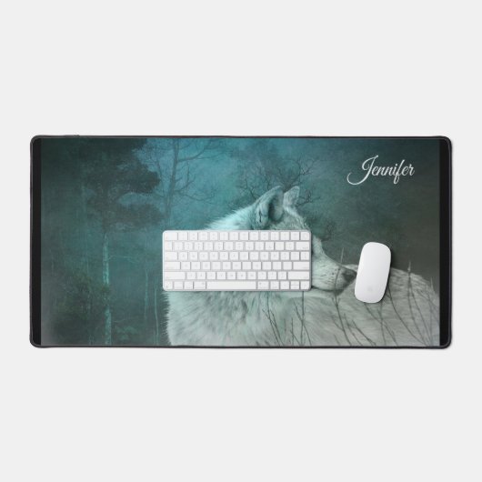 Schöner grauer Wolf in einem dunklen Wald Schreibtischunterlage (Tastatur & Maus)