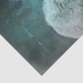 Schöner grauer Wolf in einem dunklen Wald Seidenpapier (Ausschnitt)