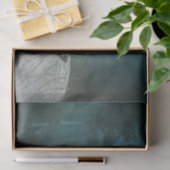 Schöner grauer Wolf in einem dunklen Wald Seidenpapier (Geschenk)